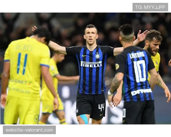 米兰时装周与足球交融，国米、米兰推出城市主题限定外套